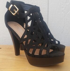 Elegant Black Stiletto Heels with Intricate Cutouts